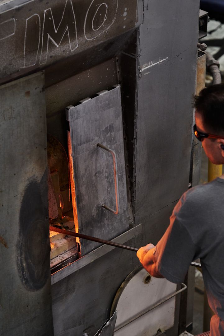 Produktion in der Glasfabrik von Iittala, wo Handwerker Glas blasen und brennen.