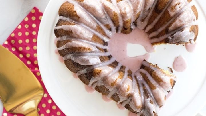 Valentinstag zu Hause: Hier sehen Sie einen Kuchen in Herzform, gebacken mit der Nordic Ware elegant heart bundt Backform von Nordic Ware.