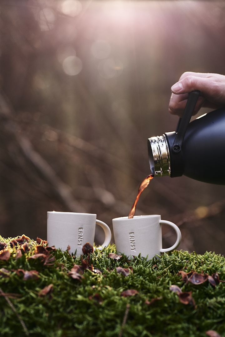 In unserer Herbst To-do-Liste geben wir Ihnen zahlreiche Tipps, was Sie diesen Herbst Skandinavisches machen können – zum Beispiel ein Picknick im Wald während Ihres Spaziergangs.