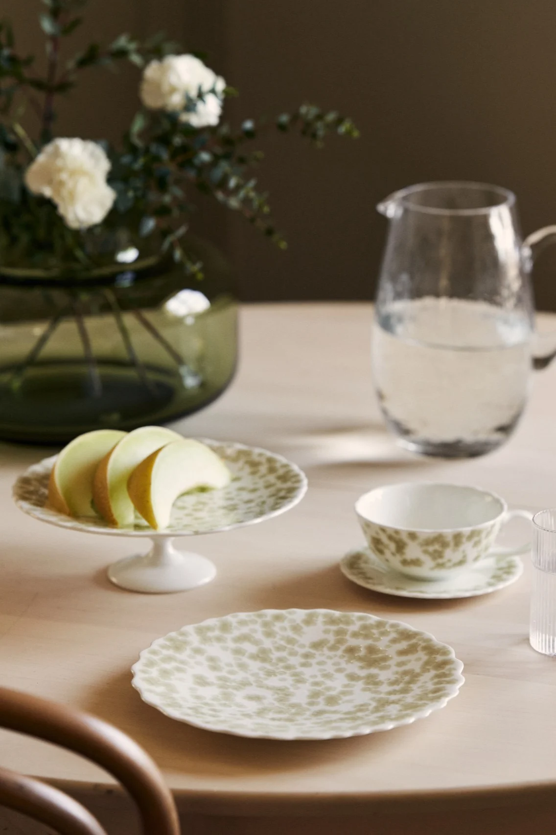 Wik & Walsøe: Hier sehen Sie die elegante Slåpeblom-Kollektion von Wik & Walsøe auf einem Esstisch platziert.