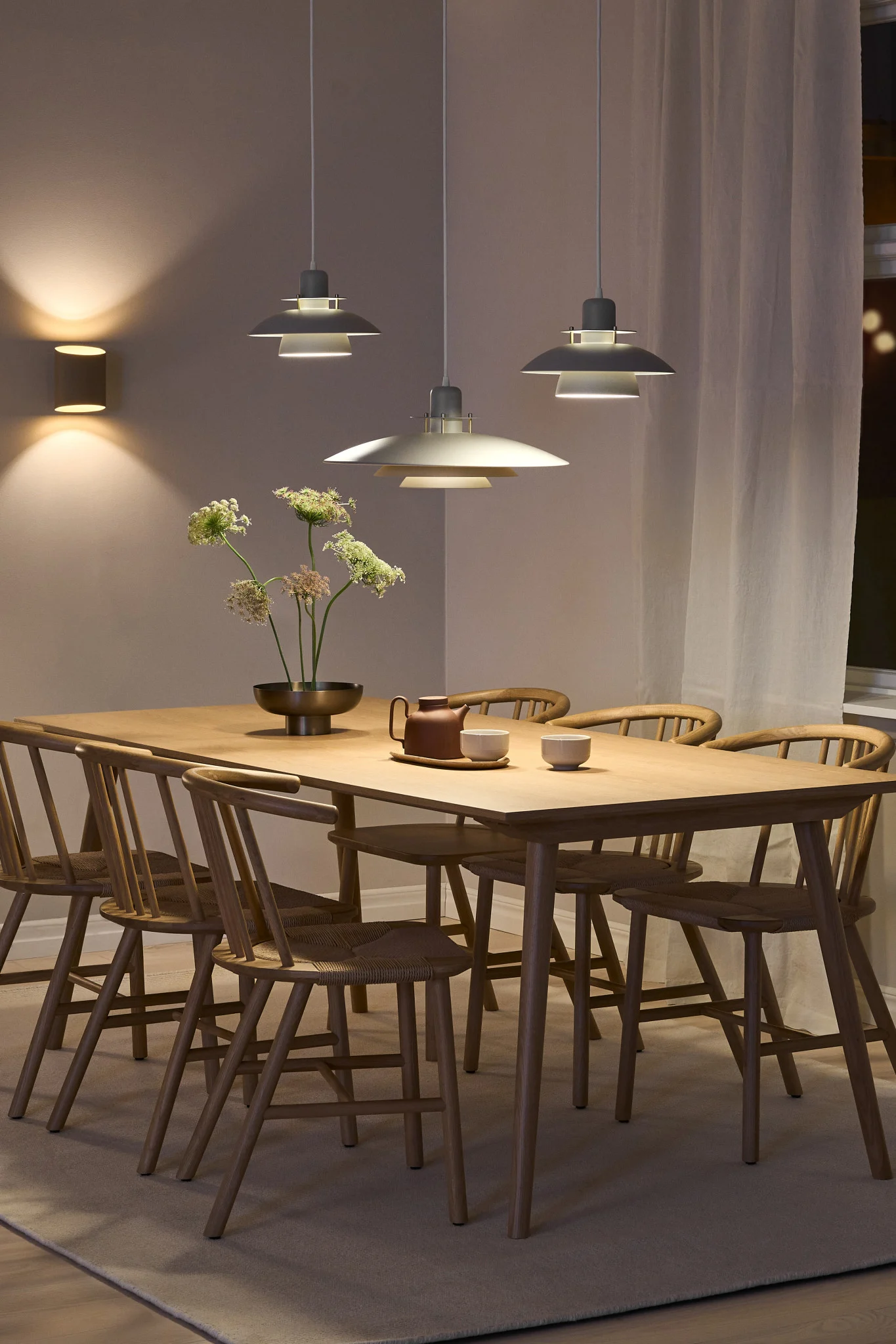 Esstischlampen: Beleuchten Sie Ihr Esszimmer mit verschiedenen Arten von Esszimmerleuchten wie der Picasso Deckenleuchte und der Sinne Wandleuchte. 