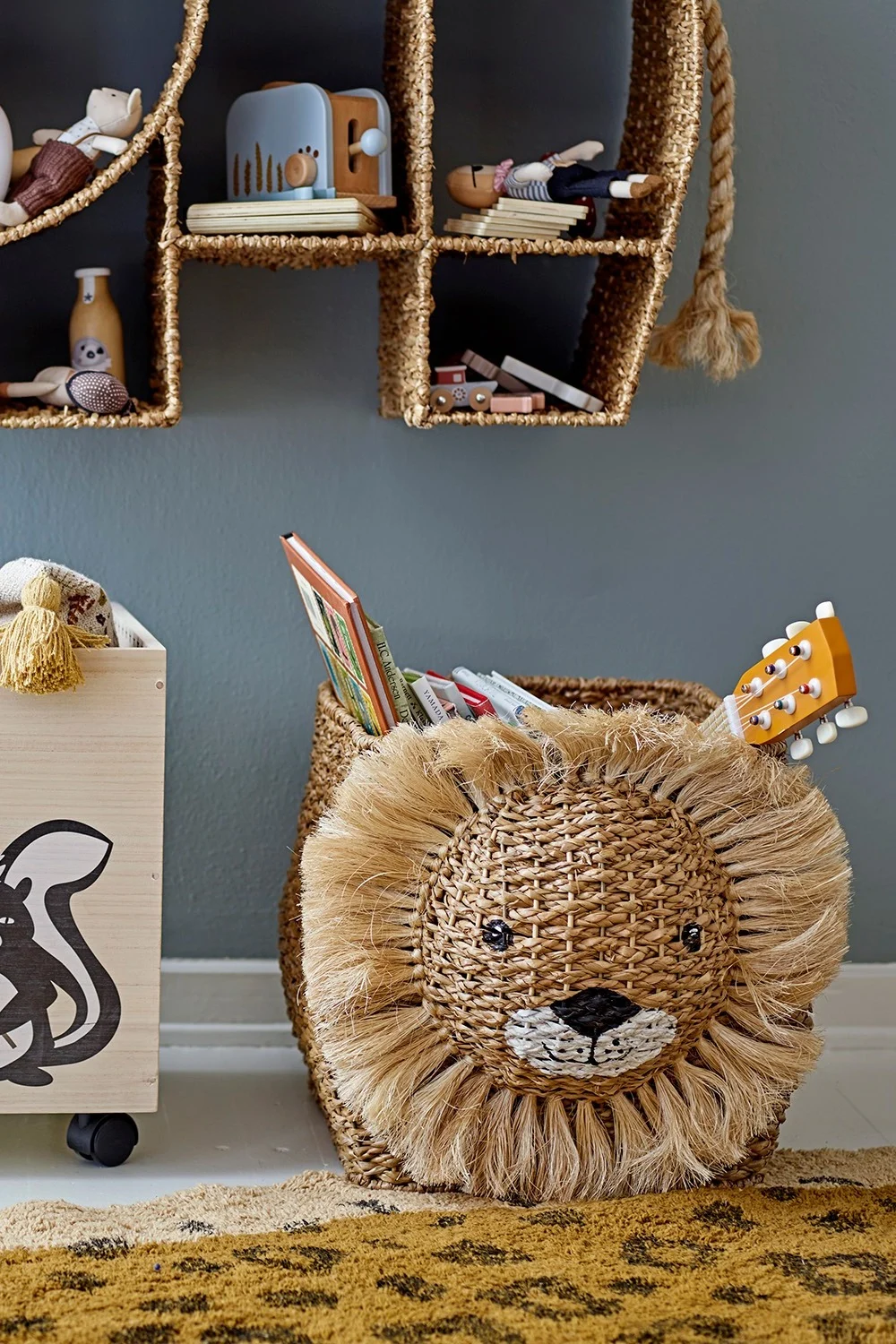 Der Gerti-Wandkorb wird ganz unkompliziert an die Wand gehängt und steht somit nicht im Weg und sorgt dennoch für Ordnung, was ihn zu einer tollen Geschenkidee zur Babyparty macht.