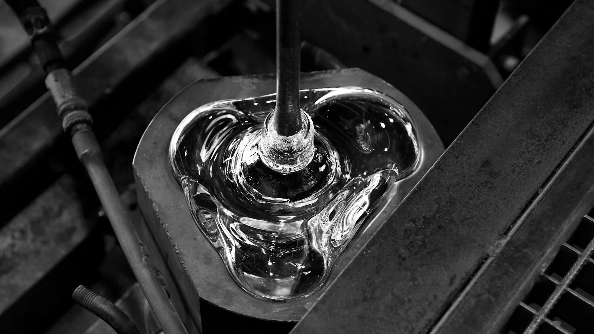 Hier sehen Sie die Iittala-Glasproduktion in Finnland, wo die Alvar Aalto-Vase hergestellt wird.