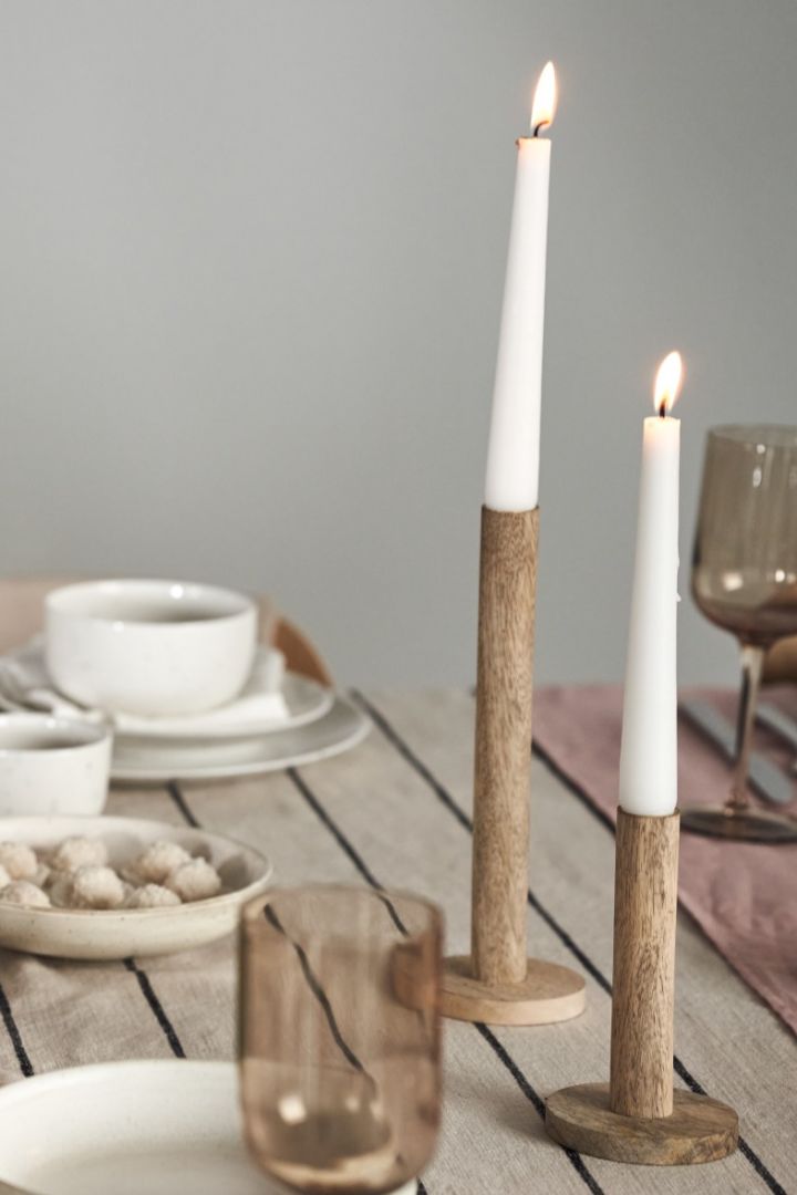 Decken Sie Ihren Nurture Weihnachtstisch mit vielen natürlichen Materialien, wie zum Beispiel diesem Ernst Kerzenhalter aus Holz. 