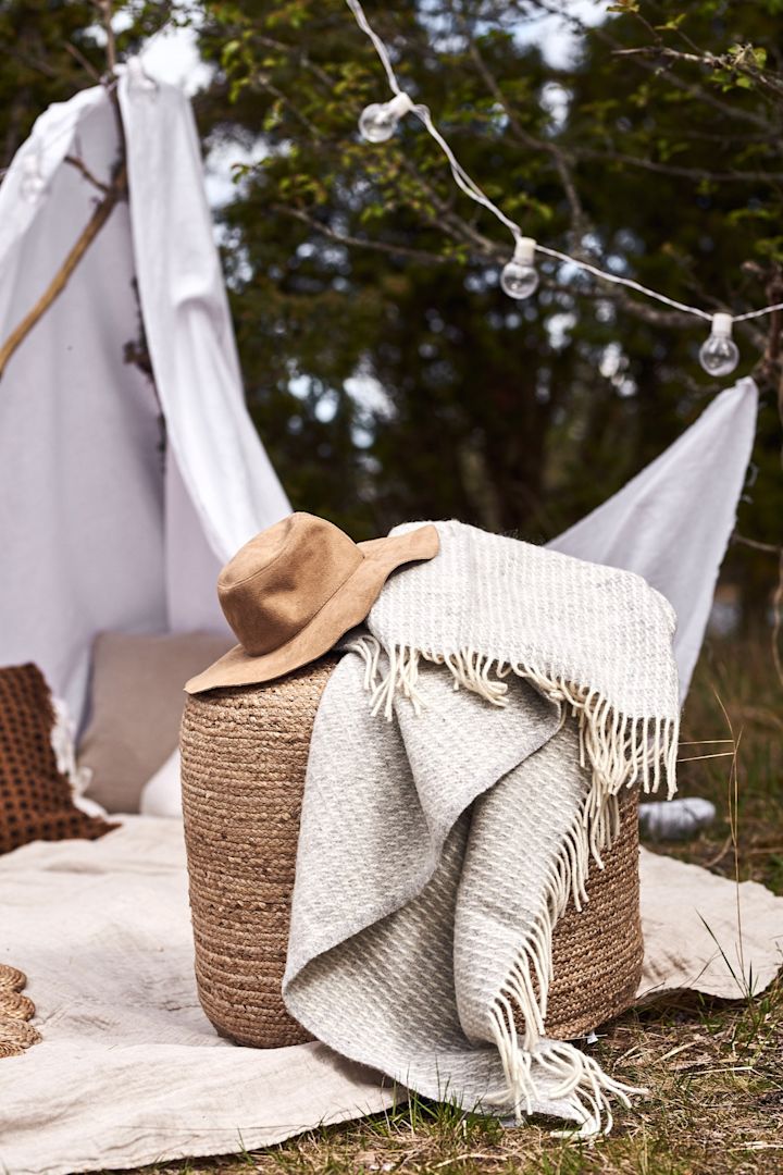 Ein Sitzkissen aus Jute ist ein toller Tipp, um es sich auf einem Glamping-Trip bequem zu machen. 