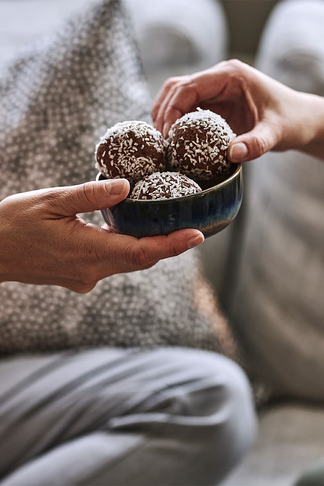 Während der Kaffeestunde wird der klassische schwedische Kaffee mit Schokoladenkugeln aus einer blauen, rustikalen Schale von HK Living genossen. 