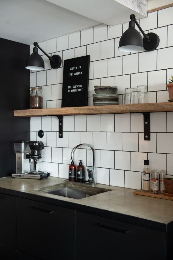 Boho und weitere Einrichtungsstile: Hier sehen Sie die industriell eingerichtete Küche von @beerbuiltthis, welche sich durch Minimalismus und schwarze Elemente auszeichnet.