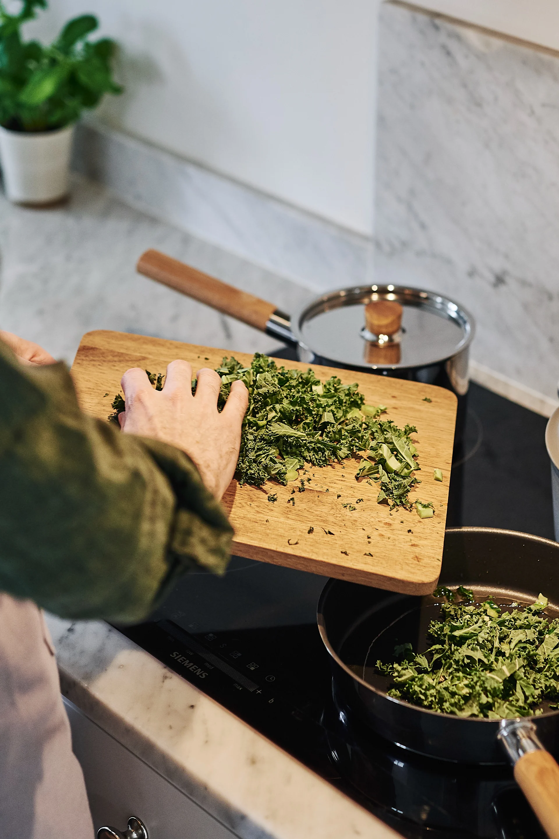 Mehr Freude am Kochen – hier sehen Sie das House Doctor Schneidebrett aus Walnussholz.