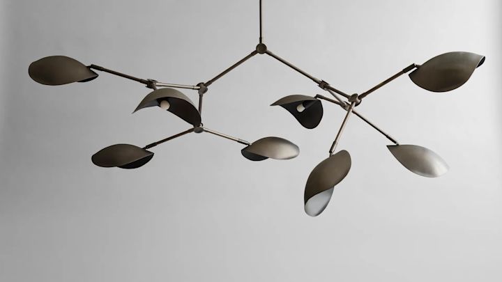 Die richtige Deckenleuchte fürs Wohnzimmer finden: Hier sehen Sie die weitverzweigte und variabel einstellbare Stringray Chandelier Deckenleuchte von 101 Copenhagen in der Farbe Bronze.