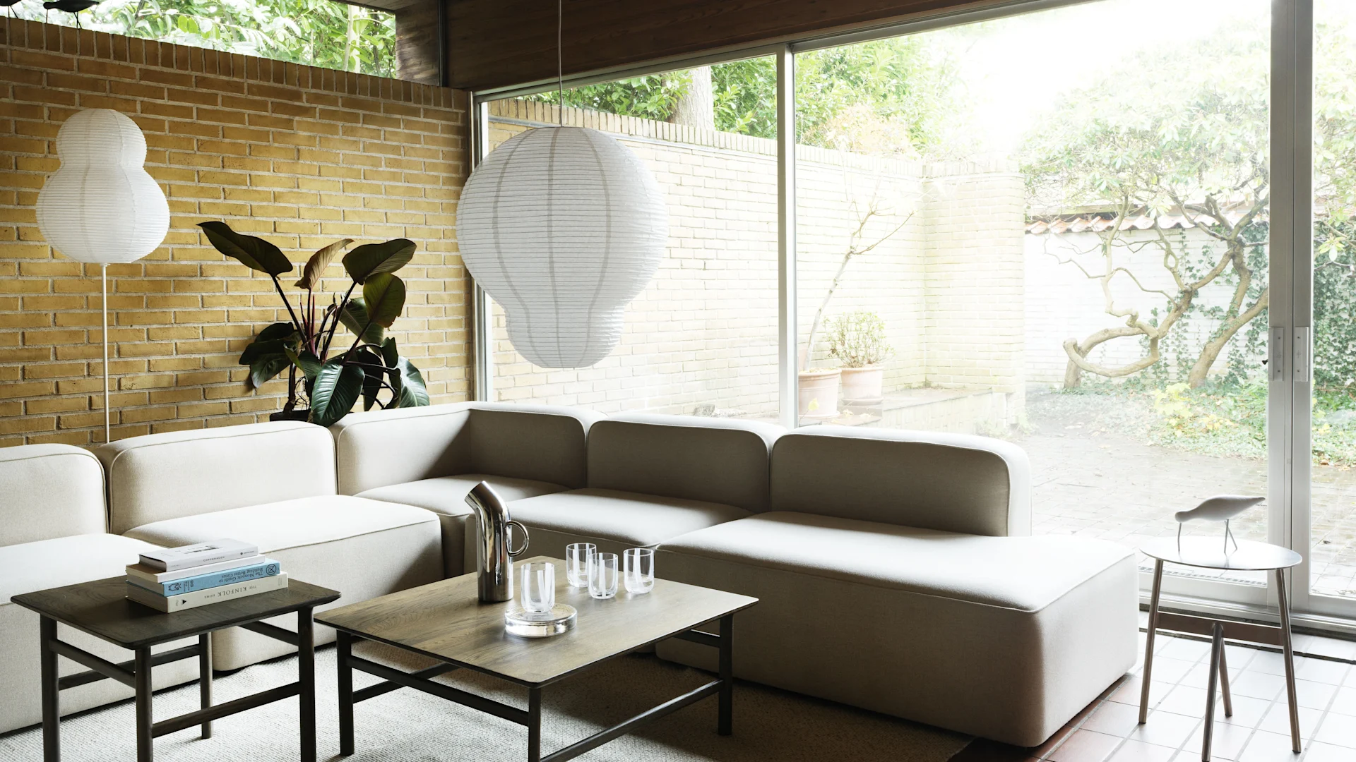 Die richtige Deckenleuchte fürs Wohnzimmer finden: Hier sehen Sie die weitverzweigte und variabel einstellbare Stringray Chandelier Deckenleuchte von 101 Copenhagen in der Farbe Bronze.