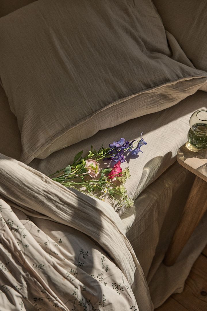 Mittsommer 2025: Eine Tradition an Mittsommer in Schweden besteht darin, einen Strauß Wildblumen zu sammeln und diesen unter dem Kopfkissen zu platzieren, um von Ihrer zukünftigen Liebe zu träumen.
