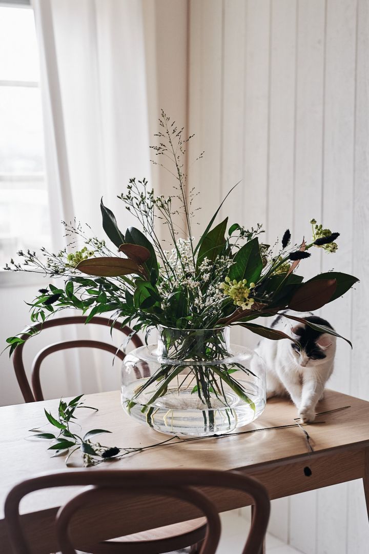 Setzen Sie ein Statement mit einem großen Blumenstrauß von Blombruket in einer stylischen Vase von Marimekko.