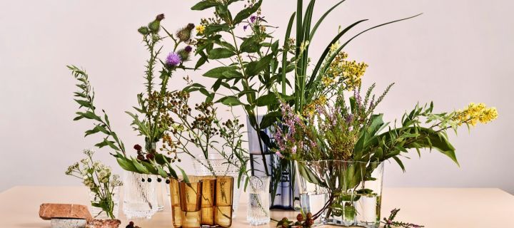 9 Frühlings-Must-Haves - ein wunderschönes Centerpiece mit frischen Blumen und verschiedenen Vasen von Iittala.