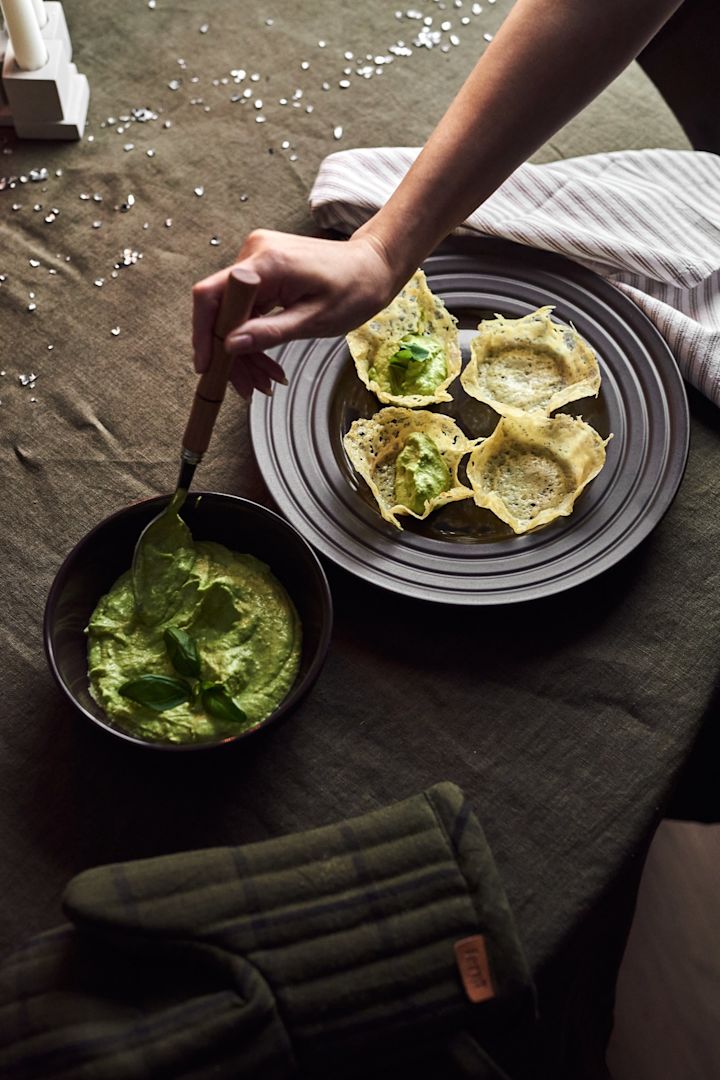 Cheddar-Körbchen mit Avocado und Limettencreme ist eine einfache Vorspeise, welche Sie dieses Jahr an Silvester servieren können – hier präsentiert auf einem braunen NJRD Teller.