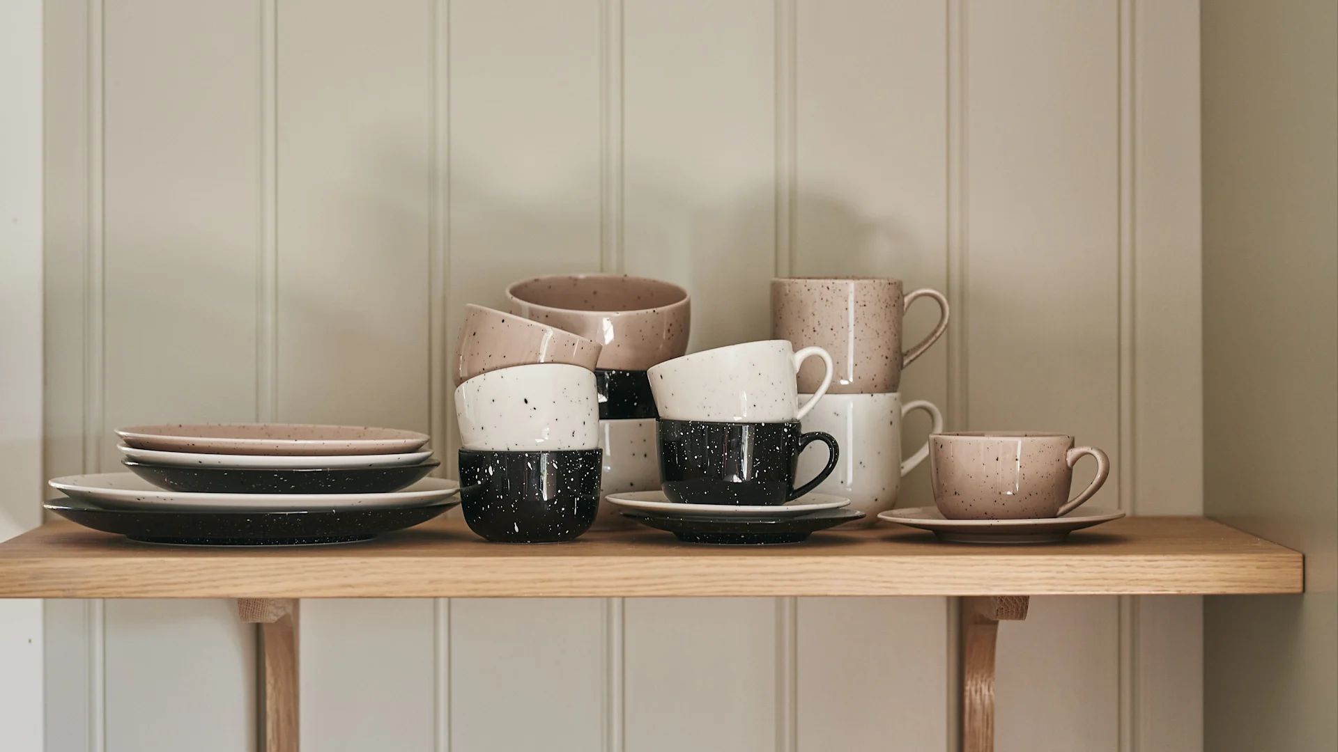 Decken Sie Ihren Frühstückstisch mit Tassen, Tellern und Schüsseln der Freckle Reihe. Mischen Sie die unterschiedlichen Farben für einen ausgefallenen Look.