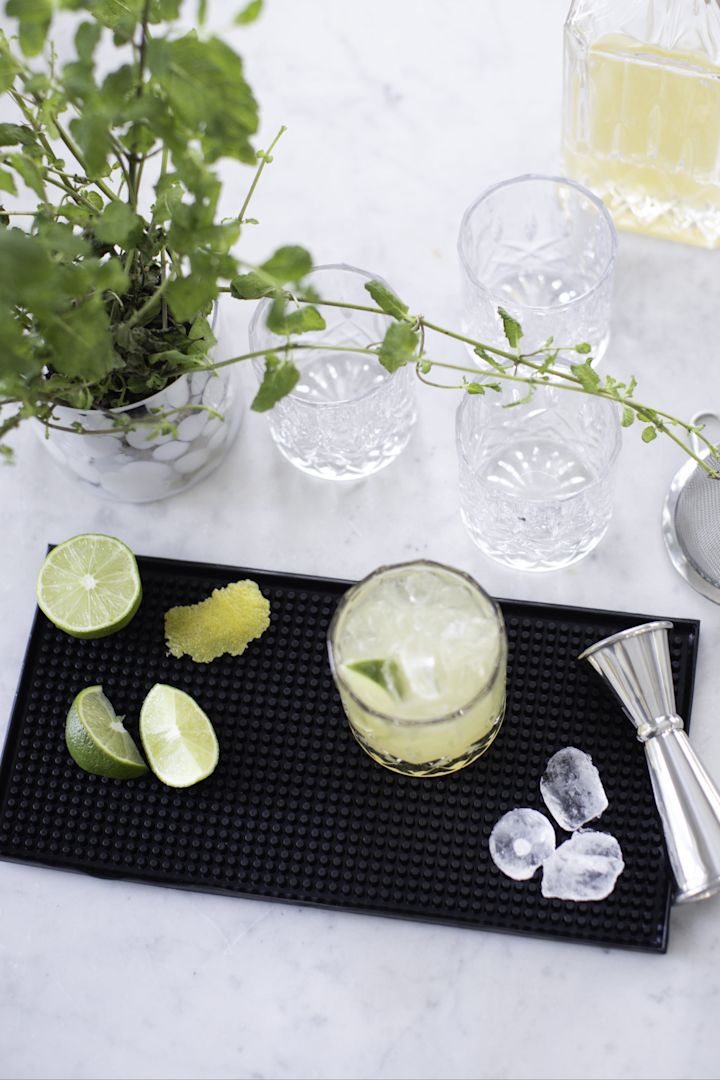 Nutzen Sie den Balia Barteppich von Dorre, um Ihren alkoholfreien Cocktail darauf zuzubereiten.