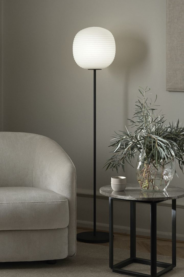 Beleben Sie Ihr Zuhause mit moderner Beleuchtung wie der Lantern Stehleuchte von New Works.  
