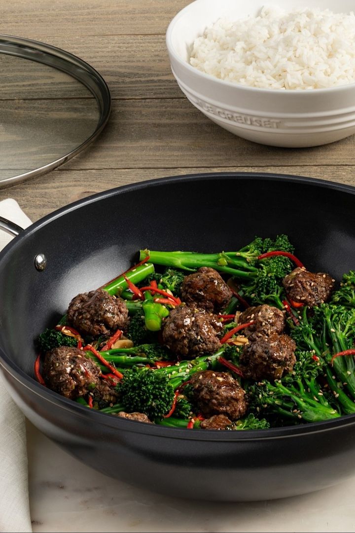 Ein asiatisches Gericht wird im Wok von Le Creuset zubereitet.