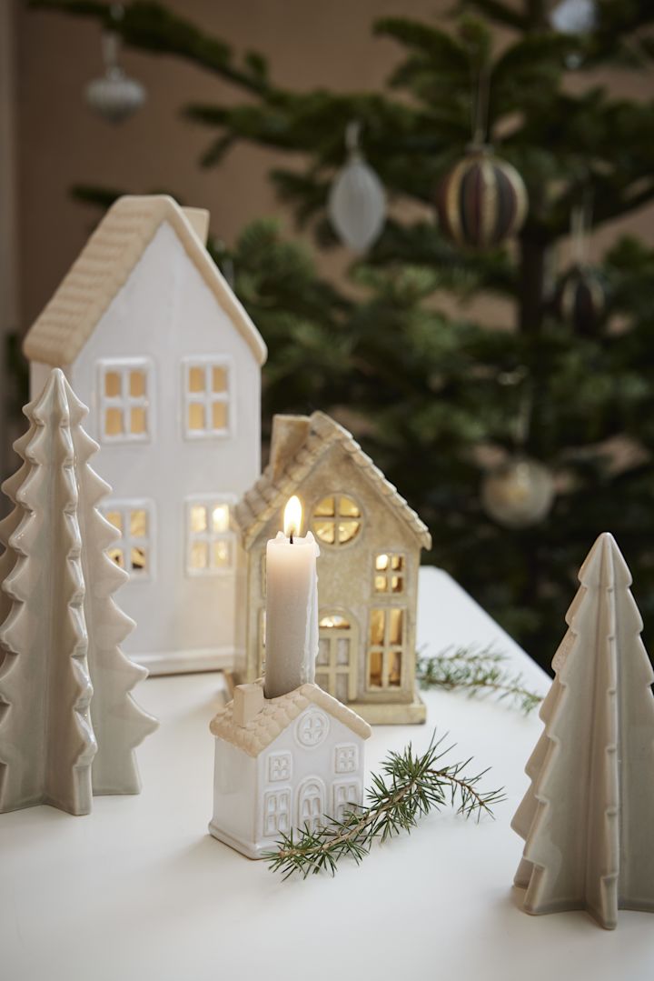 Skandinavische Weihnachtsdeko: Verschiedene Lichthäuser von Lene Bjerre stehen auf einem Tisch.