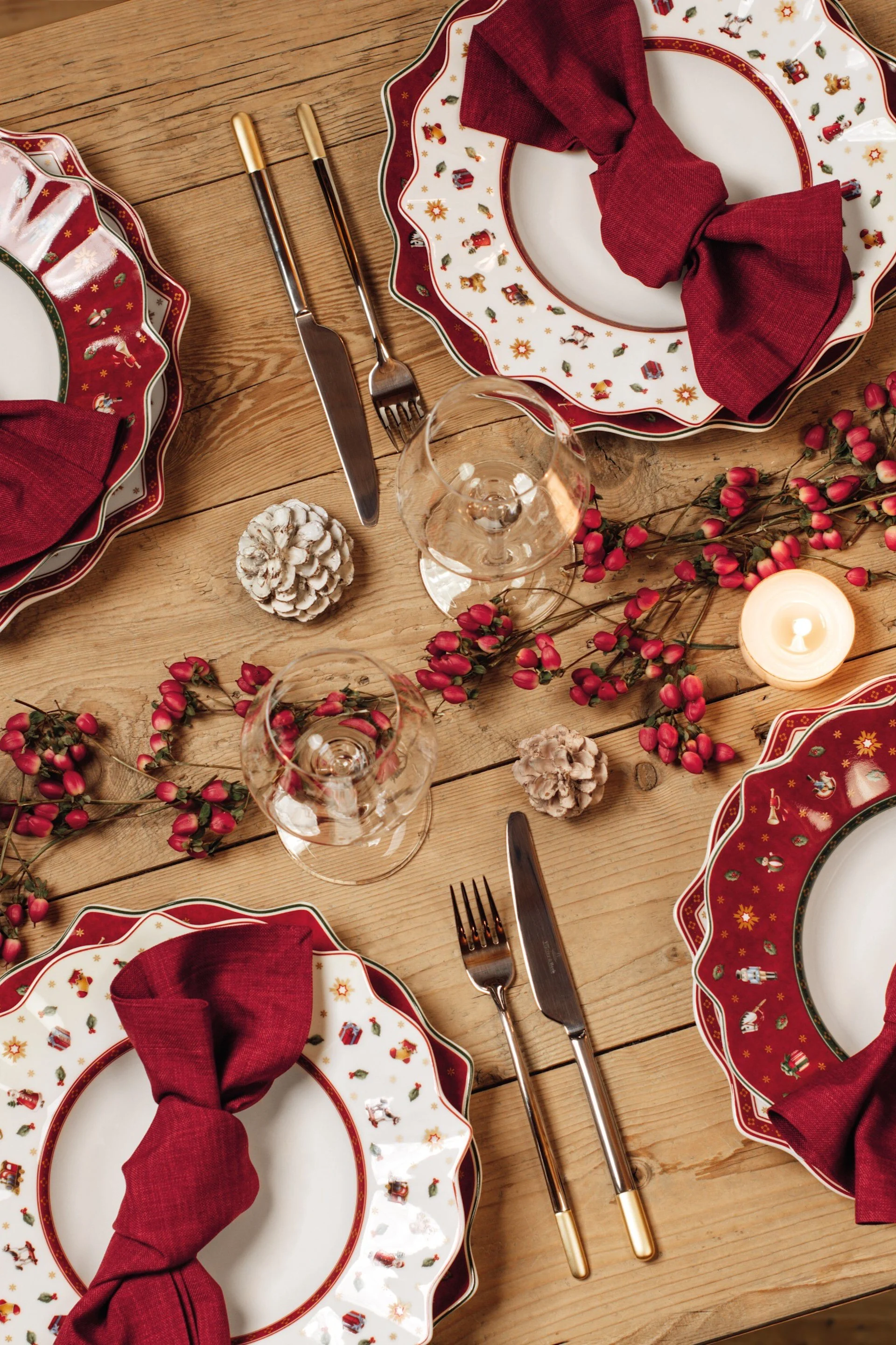 Ein mit Geschirr aus der Toys Delight-Kollektion von Villeroy & Boch gedeckter Weihnachtstisch.