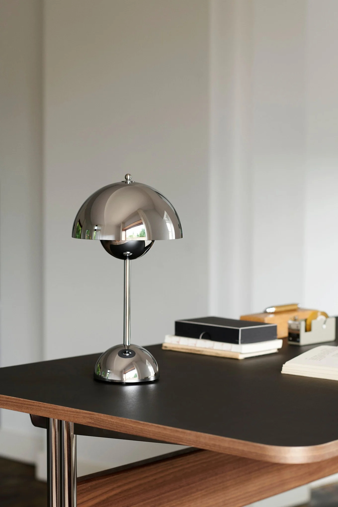 Hochzeitsgeschenk-Ideen: Die tragbare Flowerpot Tischlampe von &Tradition steht hier auf einem Schreibtisch.
