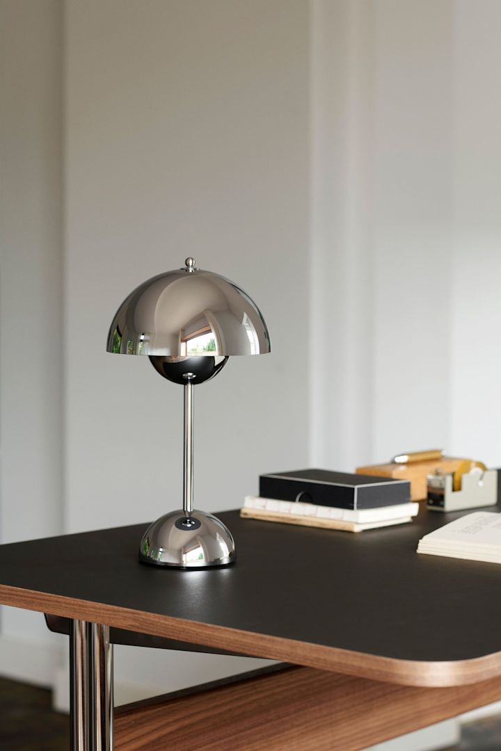 Hochzeitsgeschenk-Ideen: Die tragbare Flowerpot Tischlampe von &Tradition steht hier auf einem Schreibtisch.