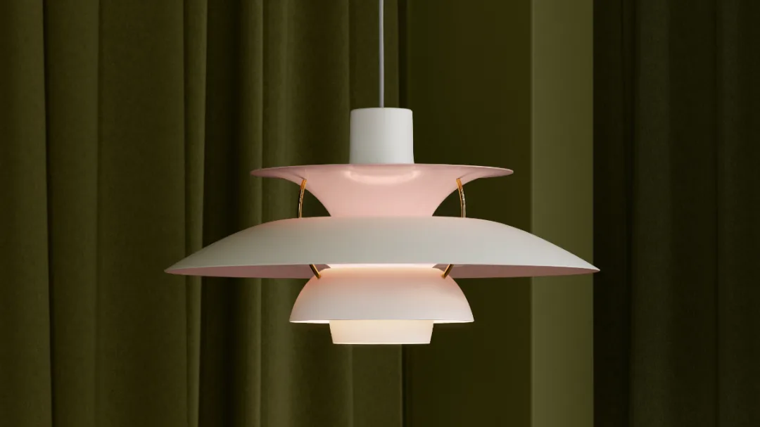 Die PH 5 Anniversary-Pendelleuchte von Louis Poulsen ist in den Farben Weiß und Hellrosa erhältlich und wurde speziell zur Feier des 150-jährigen Jubiläums der Marke entworfen.