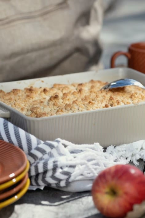 In unserer Herbst To-do-Liste geben wir Ihnen zahlreiche Tipps, was Sie diesen Herbst Skandinavisches machen können – zum Beispiel einen leckeren Apfelkuchen backen.