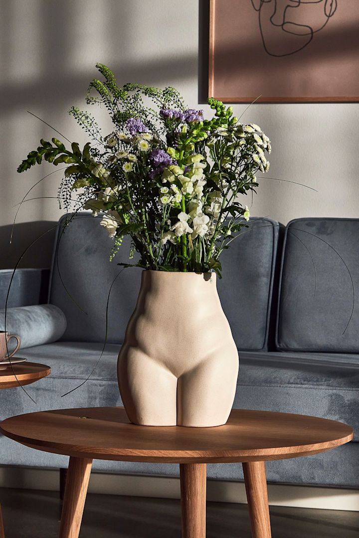 Elegante Nature Vase in Beige von By On in femininer Form.