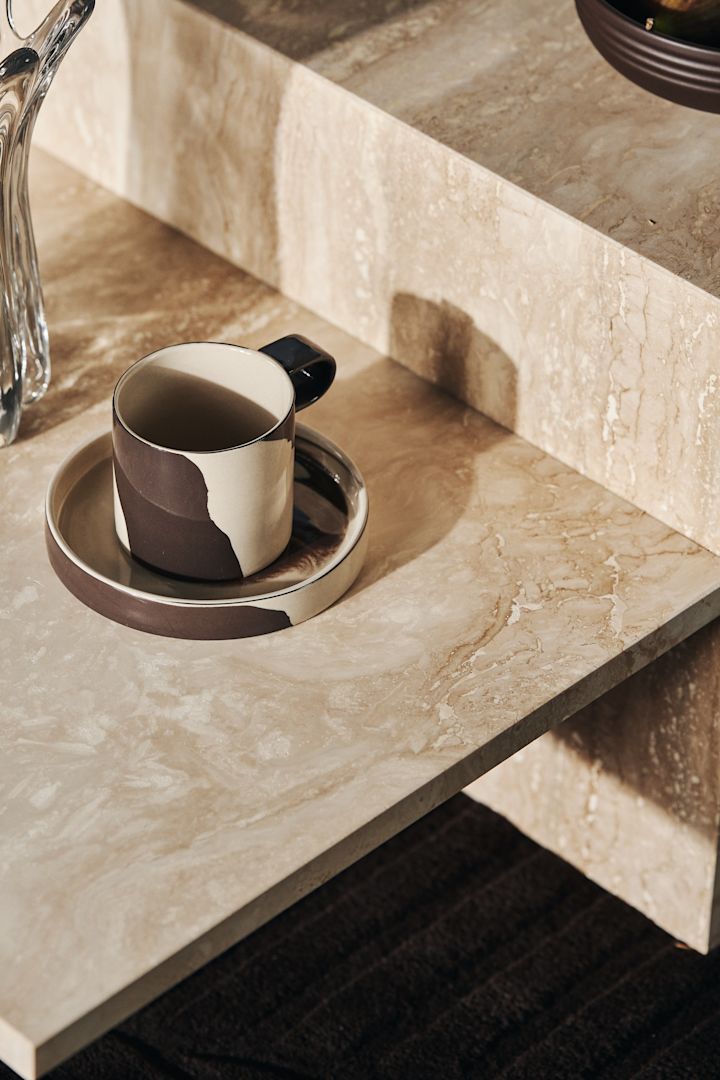 Die Inlay Tasse mit Untersetzer auf dem Distinct Couchtisch, beides von ferm LIVING.