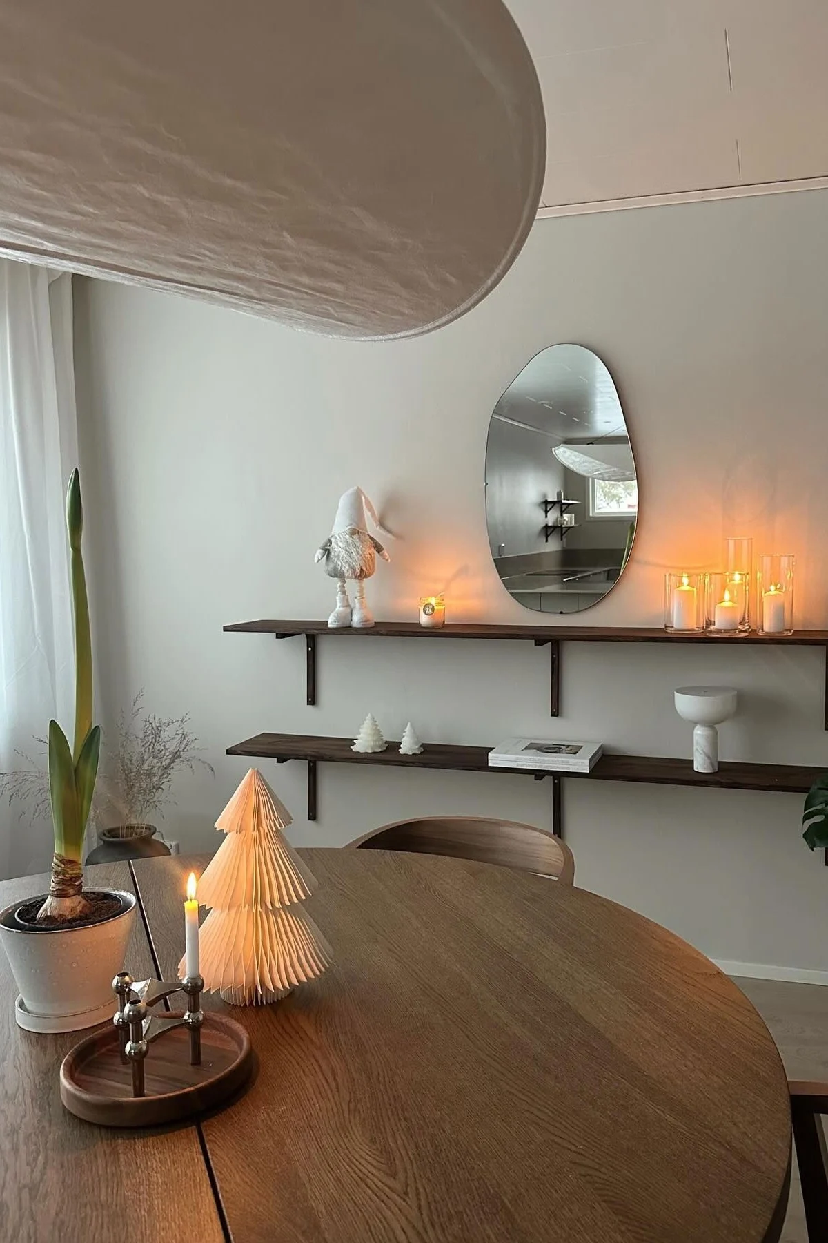 Moderne Weihnachtsdekoration im Haus von @154kvadrat. Ein ruhiges Wohnzimmer mit Holztönen, das minimalistisch für Weihnachten dekoriert ist. 