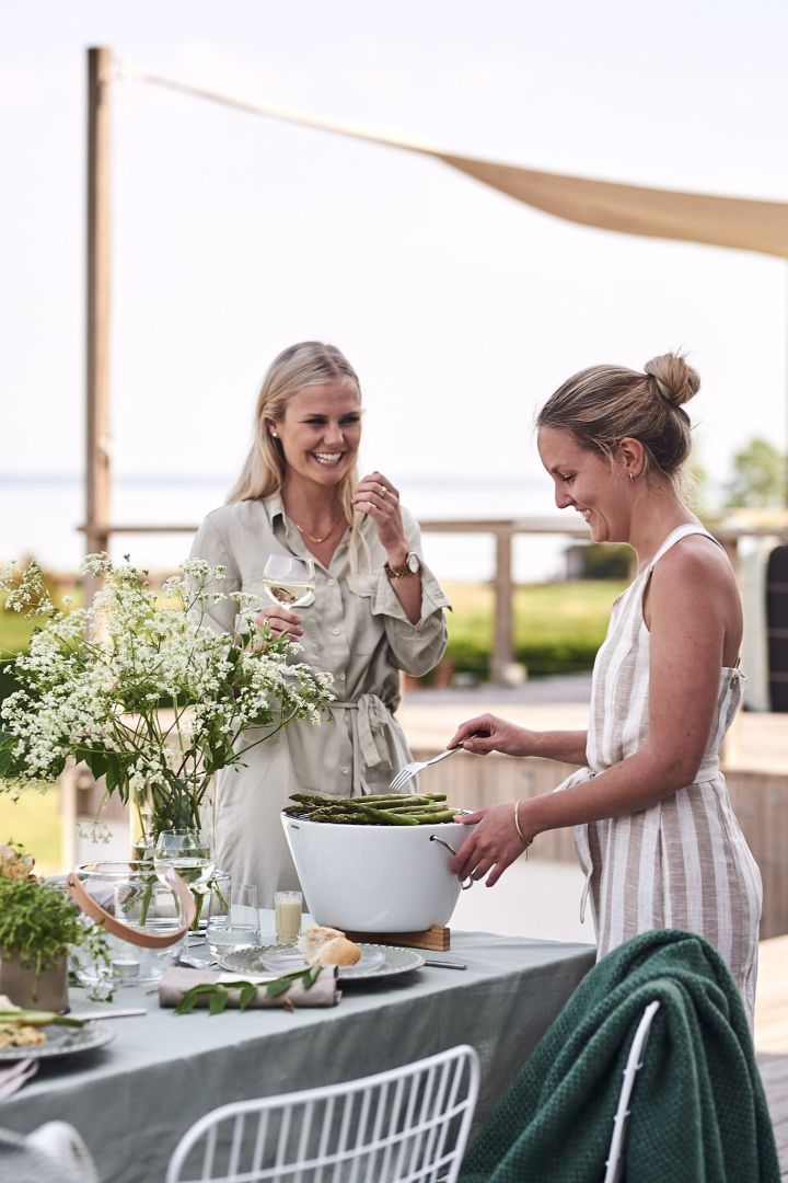 Grillen am Tisch bei einer Gartenparty mit Hilfe eines Eva Solo Tischgrills ist ein toller und geselliger Tipp. 