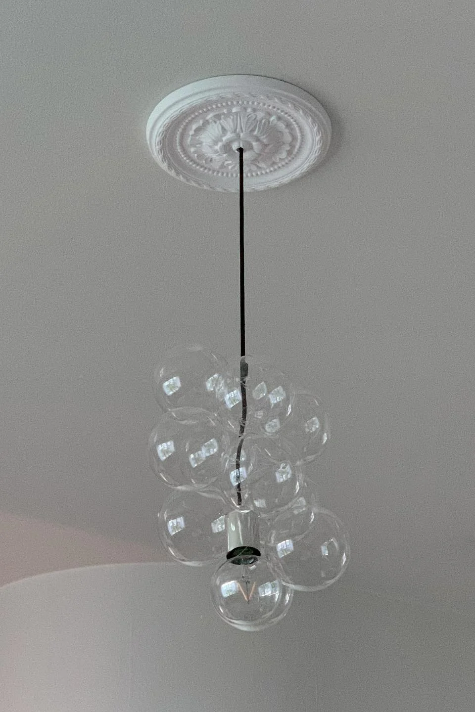 11 stylische Pendelleuchten für Ihr Wohlfühlzuhause - hier sehen Sie die DIY-Pendelleuchte von House Doctor. 