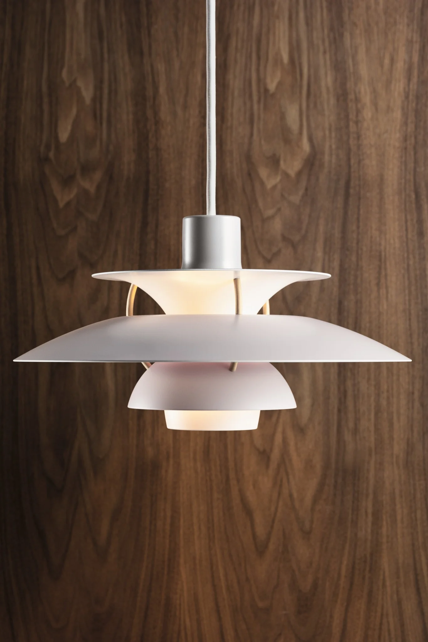 Die PH5-Deckenlampe von Louis Poulsen in Weiß ist ein echter skandinavischer Designklassiker.