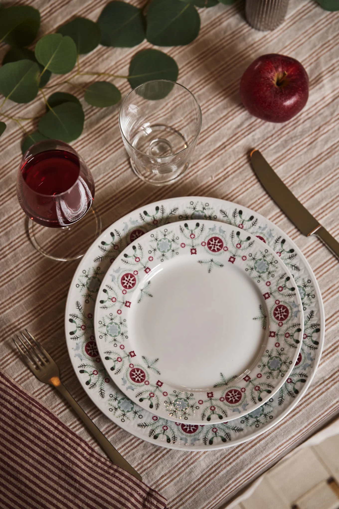 Ein weihnachtlich gedeckter Tisch – 5 Tischdekorationen