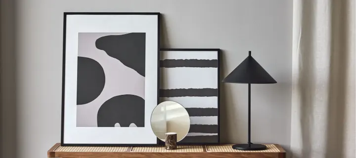 17 stilvolle Poster zur Dekoration Ihres Zuhauses - hier sehen Sie die Poster Contour und Lineage von Scandi Living in Schwarz- und Grautönen.