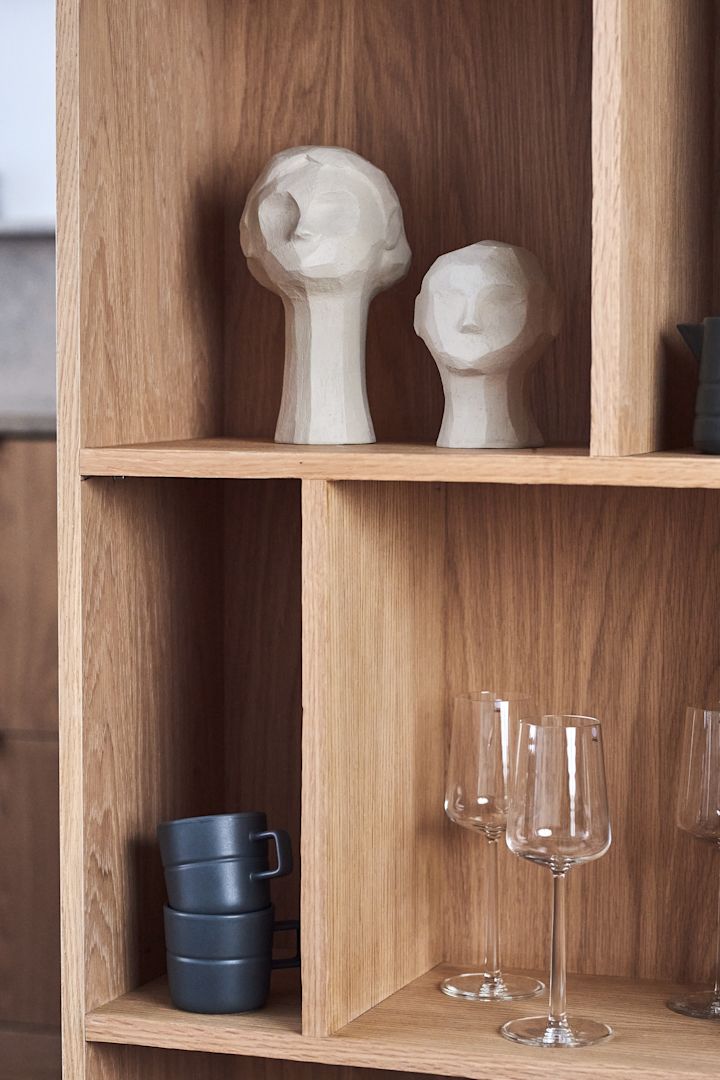 Diese Kalksteinskulpturen von Cooee Design passen perfekt zu den herbstlichen Wohntrends 2021. Hier stehen sie zusammen mit den schwarzen Line Tassen von NJRD in einem hölzernen Bücherregal.