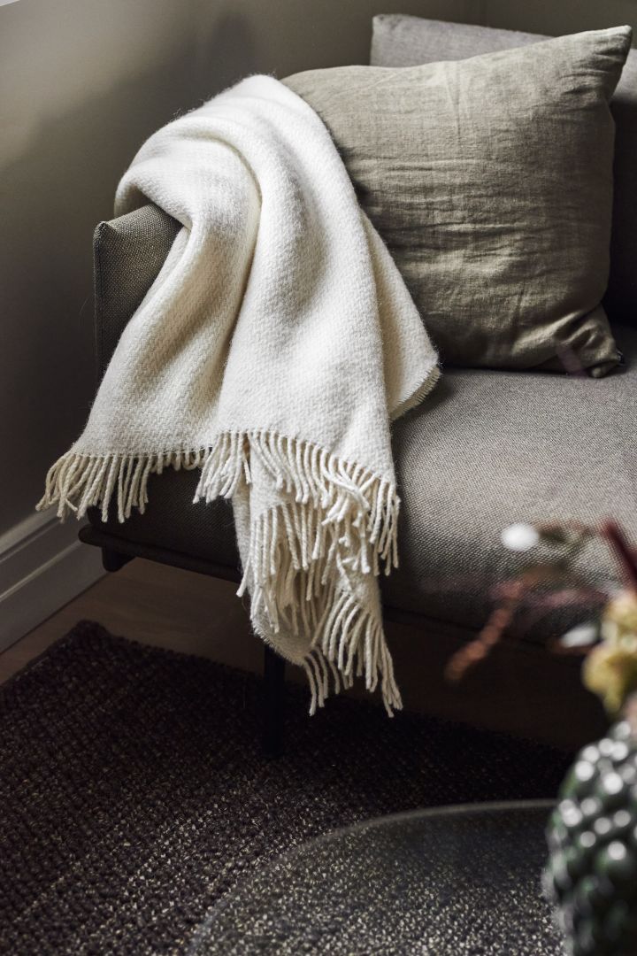 Der wärmende Stoff der Wolldecke und der elegante Look eignen sich hervorragend für jeden Raum Ihres Zuhauses.