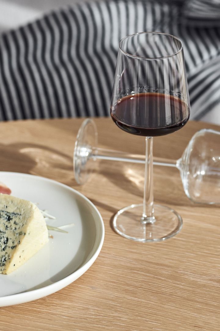 Das Essence Rotweinglas von Iittala ist einer unserer 12 Last-Minute Geschenkideen für Weihnachten.