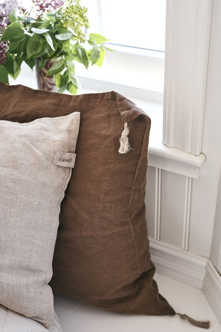 Beige und braune Kissen von ERNST schaffen Gemütlichkeit im Haus und laden zum Entspannen ein.