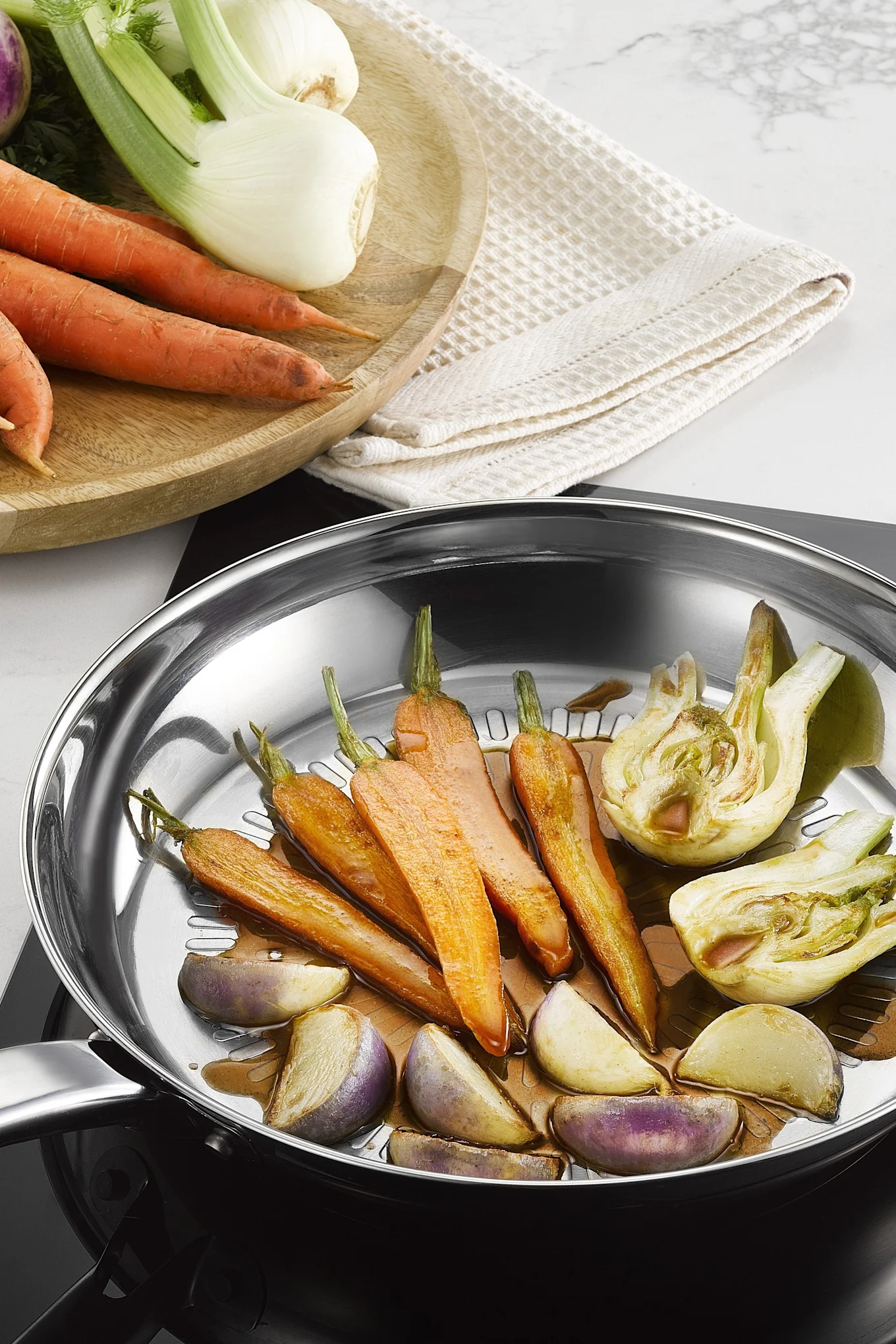 Verschiedenes Gemüse wird in der Intuition Techdome Pfanne aus Edelstahl von Tefal gebraten.