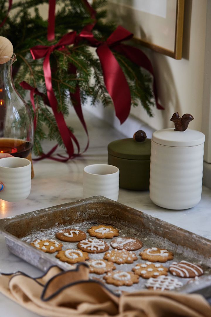 Backen Sie Plätzchen um in Weihnachtsstimmung zu kommen und verwahren Sie die Backzutaten in den Ellen Eichhörnchendosen von Sagaform auf.