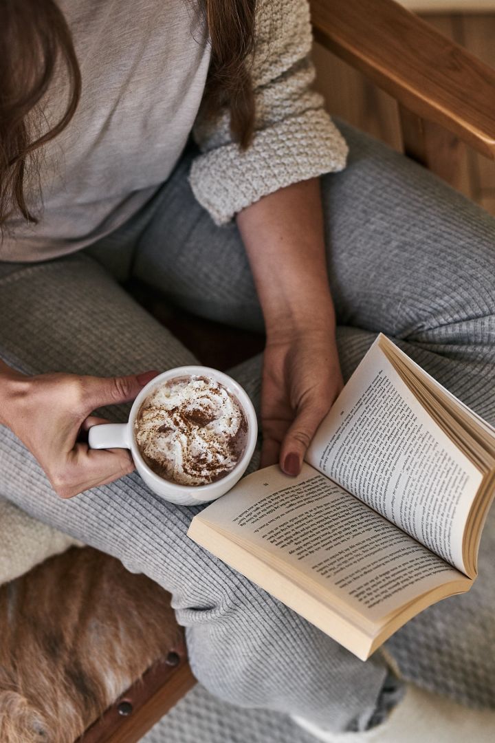 In unserer Herbst To-do-Liste geben wir Ihnen zahlreiche Tipps, was Sie diesen Herbst Skandinavisches machen können – lehnen Sie sich zum Beispiel zurück und lesen Sie ein gutes Buch und trinken Sie eine Heiße Schokolade dazu.