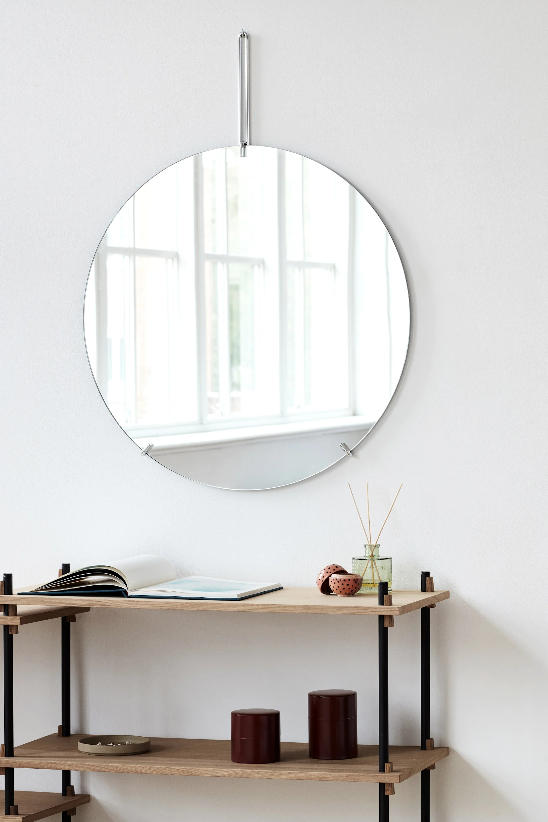 Mit seiner zeitlosen Form und trendigem Look eignet sich der Wall Spiegel von Moebe für diverse Räume Ihres Zuhauses.