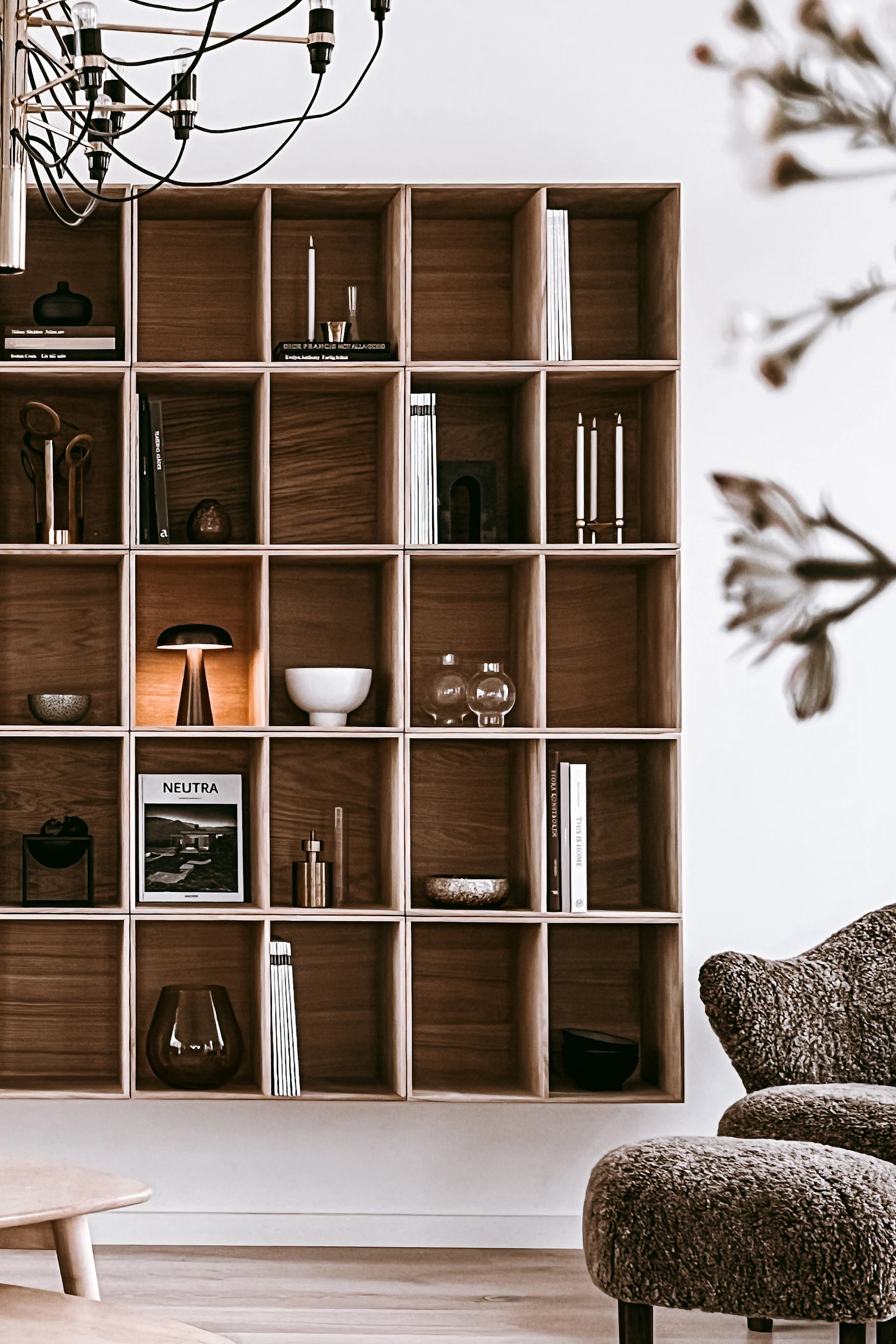 Dekorationsideen für Ihr Bücherregal: Inspiration aus dem Haus von Anela Tahirovic @arkihem, wo das Bücherregal in einer einheitlichen Farbskala dekoriert ist.