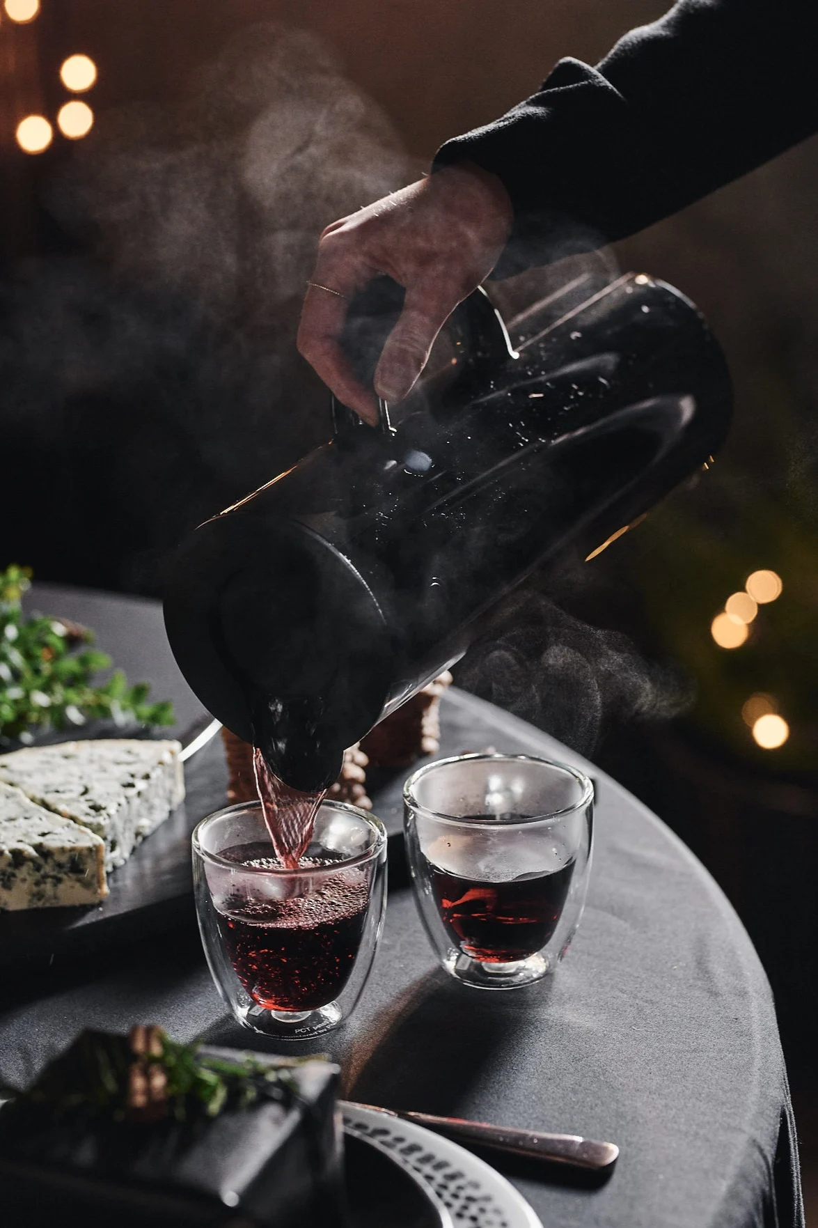 Eine dramatische Tischdeko in Schwarz: Servieren Sie Kaffee oder Glühwein in einem schwarzen Favoriten von Stelton. 