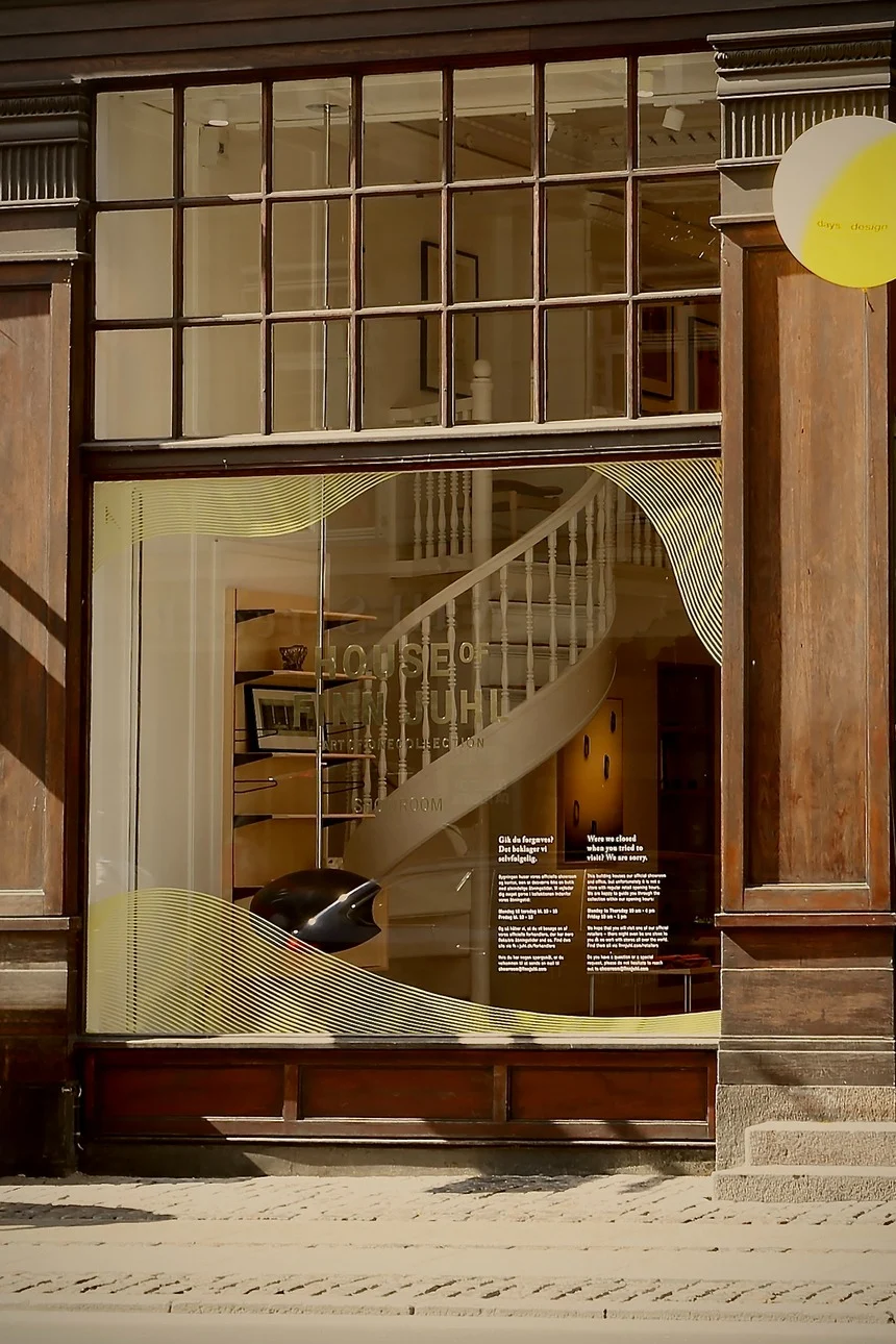 Schaufenster mit Wendeltreppe, einem "HOUSE OF FINN JUHL"-Schild und einem gelben "days design"-Logo.