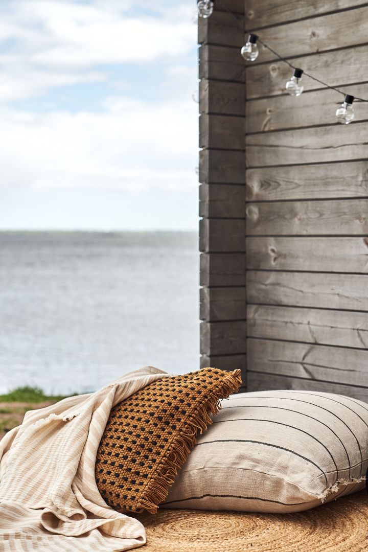 Dekorieren Sie Ihre Terrasse mit dem Way Outdoor-Kissen und dem Calm-Kissen von Ferm Living.