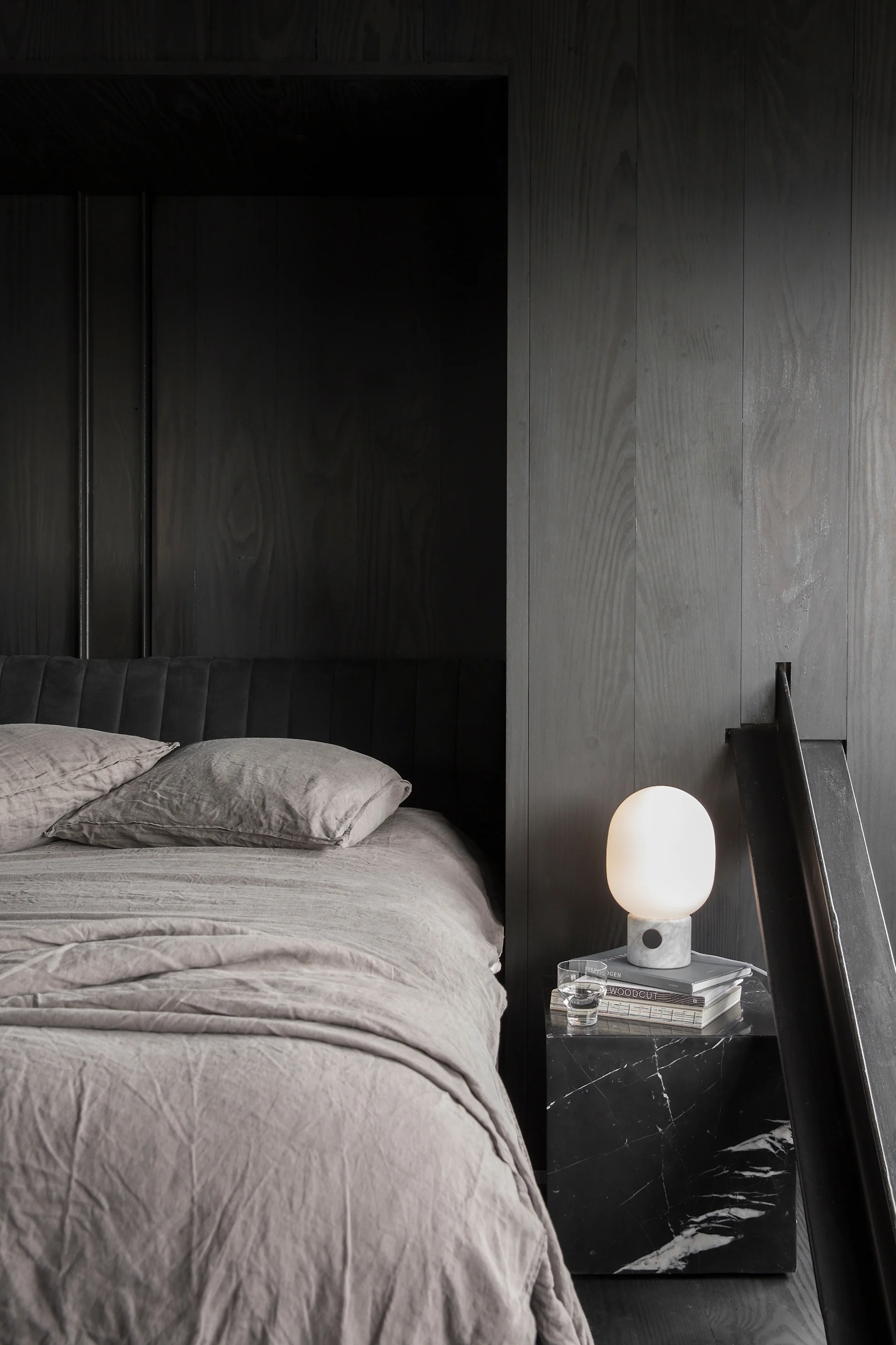 Die Wahl der richtigen Glühbirne - Flowerpot-Lampe und Reflect Tischleuchte von Verpan zeigen Lampen mit 2700K und 3000K.