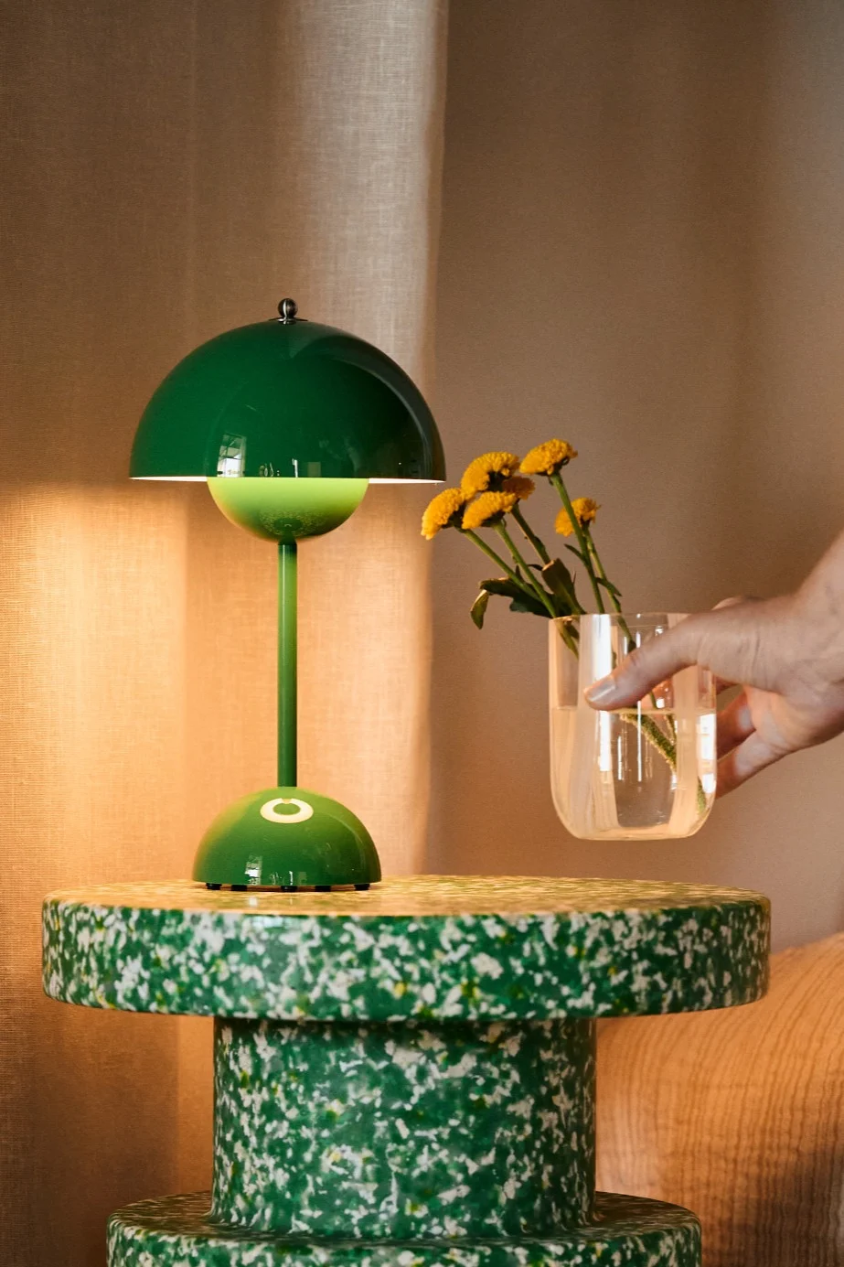 Die Wahl der richtigen Glühbirne - Flowerpot-Lampe und Reflect Tischleuchte von Verpan zeigen Lampen mit 2700K und 3000K.